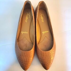 Trotters Estee 8 1/2 Narrow Tan Flats